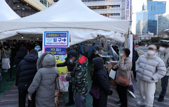 30일 오후 서울 송파구 보건소 선별진료소에서 검사를 받기 위해 줄 선 시민들. /사진=연합뉴스