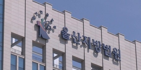 모텔서 딱 걸린 불륜남녀…'내연녀 남편' 車에 매달고 달렸다