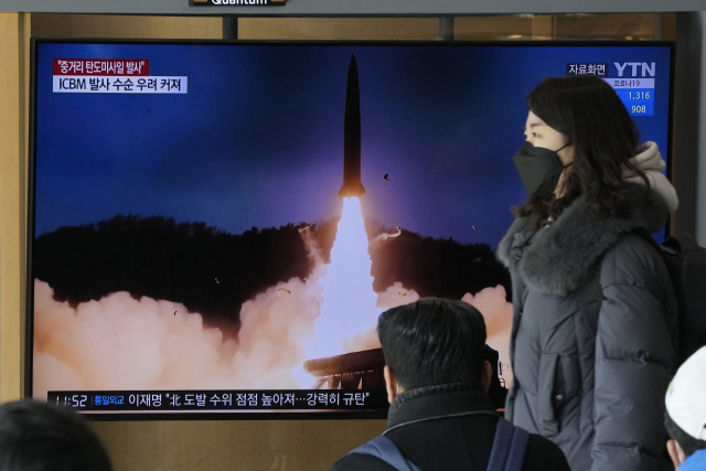 북한의 미사일 발사를 TV로 지켜보는 대한민국 서울 시민들의 모습/AP 연합뉴스