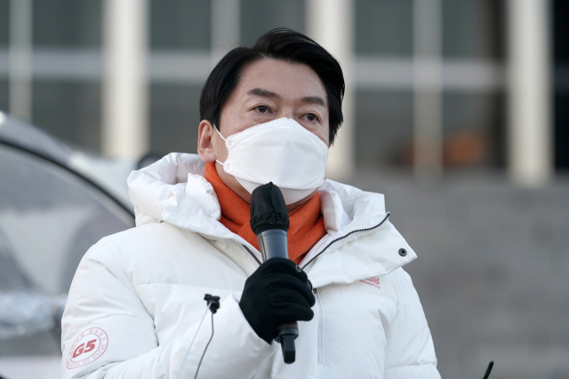 안철수 국민의당 대선 후보가 30일 오후 국회 본관 앞에서 양당 담합토론 규탄 철야농성을 하며 발언하고 있다./사진 제공=국민의당