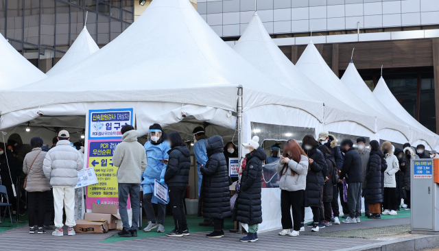 지난 30일 서울 송파구 보건소 선별진료소에서 검사를 받기 위해 줄 선 시민들/연합뉴스