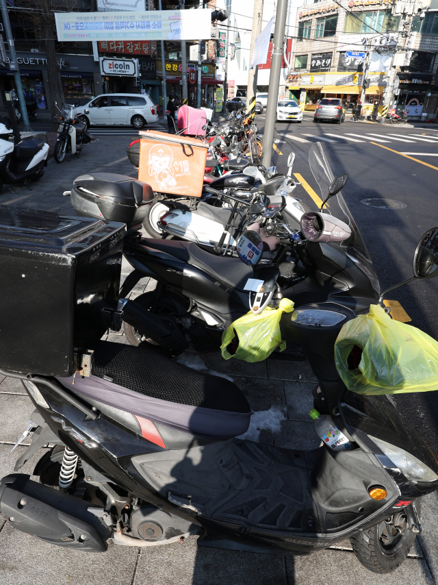2일 오후 서울 시내의 한 인도 위에 오토바이들이 세워져 있다. / 연합뉴스