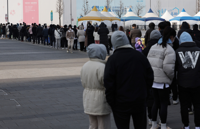 31일 올림픽공원 평화의문 앞에 마련된 코로나19 임시 선별검사소에 시민들이 줄을 서서 검사를 기다리고 있다./연합뉴스