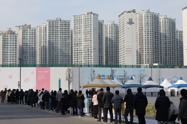 31일 올림픽공원 평화의문 앞에 마련된 코로나19 임시 선별검사소에 시민들이 줄을 서서 검사를 기다리고 있다./연합뉴스