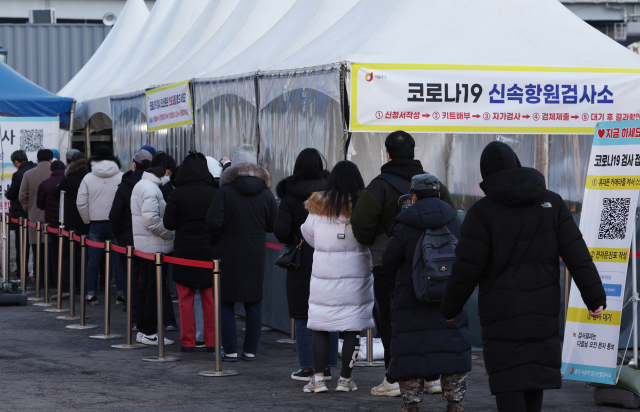 31일 오전 서울역광장에 마련된 코로나19 임시 선별검사소를 찾은 시민들이 검사를 받기 위해 줄을 서서 기다리고 있다./연합뉴스