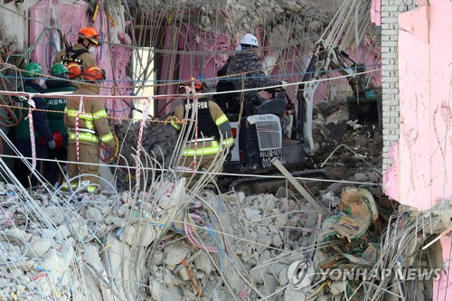 31일 오전 광주 서구 화정아이파크 붕괴사고 현장에서 소방구조대와 현대산업개발 측 작업자가 29층 붕괴면 잔해 위에서 27∼28층 매몰자 구조를 위한 진입로 개척 작업을 하고 있다. /사진=연합뉴스