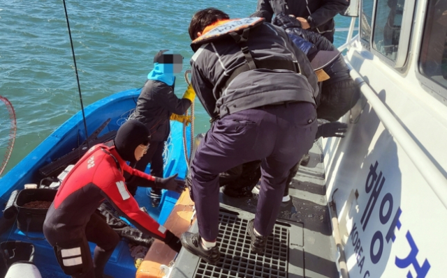 31일 오전 10시50분께 전남 여수시 돌산읍 인근 바다에 2명이 빠져 신고를 받고 출동한 여수해경이 구조하고 있다. /사진 제공=전남 여수해양경찰서