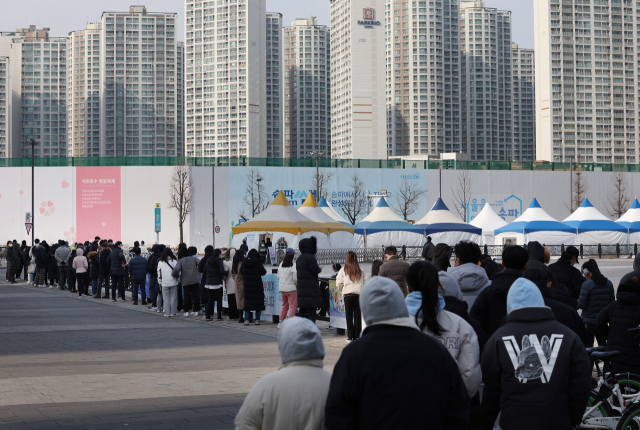 31일 올림픽공원 평화의문 앞에 마련된 코로나19 임시 선별검사소에 시민들이 줄을 서서 검사를 기다리고 있다. /연합뉴스