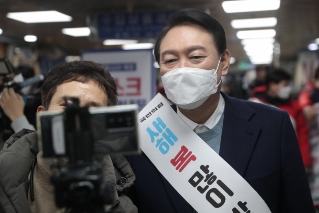 윤석열 국민의힘 대선 후보가 31일 안양역을 찾아 시민들과 기념촬영을 하고 있다. / 권욱 기자