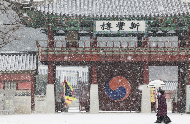 19일 오후 대설주의보가 발효 중인 경기도 수원시 세계문화유산 화성행궁에 눈이 내리고 있다. /연합뉴스