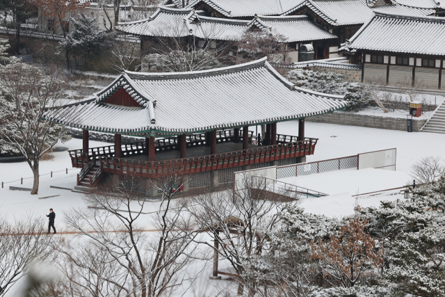설날인 1일 오전 간밤에 내린 눈으로 서울 중구 남산골한옥마을의 기와지붕에 흰 눈이 쌓여 있다./연합뉴스