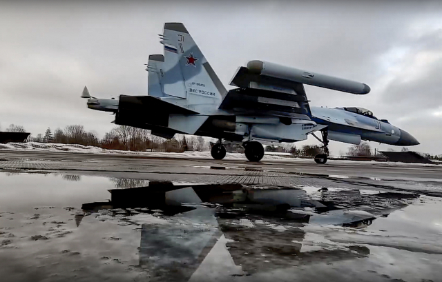 27일(현지시간) 벨라루스의 군 기지에 러시아군 소속 수호이(SU)-35S 전투기가 착륙하고 있다./연합뉴스