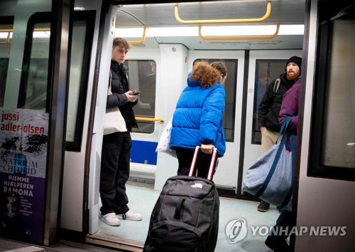 덴마크 지하철에 사람들이 마스크를 쓰지 않고 탑승하고 있다./AFP연합뉴스