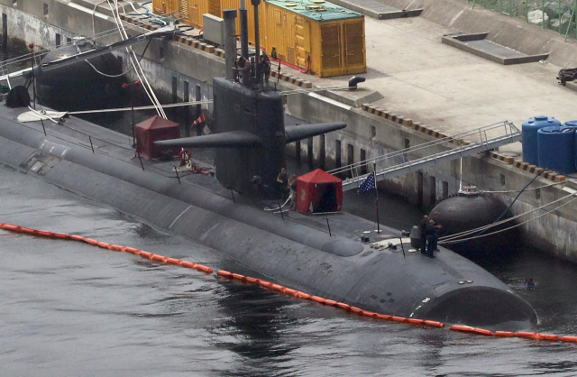 미 해군의 원자력 추진 잠수함 오클라호마시티호(SSN Oklahoma City)가 부산 해군기지에 정박해 있는 모습/연합뉴스