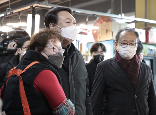 윤석열(가운데) 국민의힘 대선후보가 설 명절인 지난 1일 인천시 강화군 강화풍물시장을 방문, 상인과 기념촬영을 하고 있다./연합뉴스