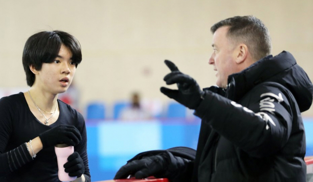 평창 동계올림픽 당시 대화 나누는 차준환과 오서(오른쪽) 코치. /연합뉴스