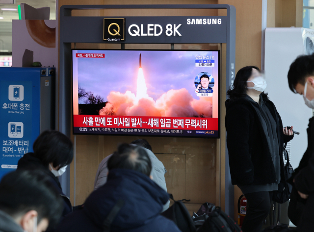 지난달 30일 서울역에서 북한의 미사일 발사 뉴스를 지켜보는 시민들. /연합뉴스