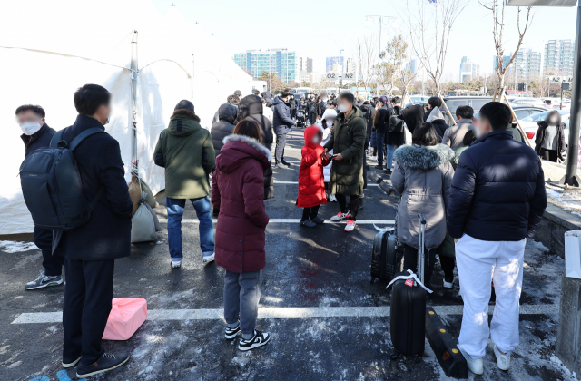 서울 강서구 김포공항 국내선 주차장에 설치된 선별진료소 모습./연합뉴스