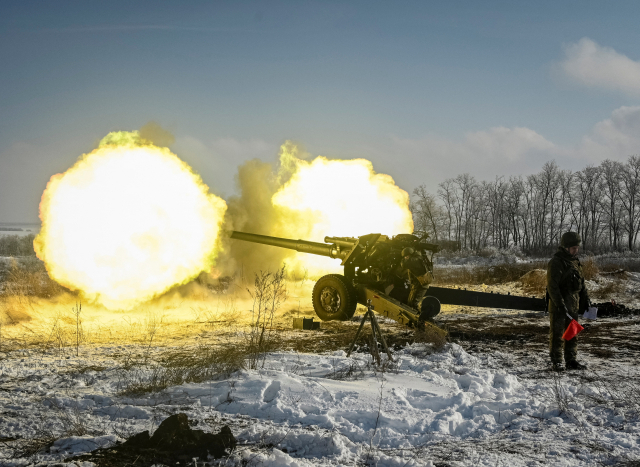 지난 26일(현지 시간) 러시아군이 우크라이나와 인접한 남부 로스토프주에서 곡사포 사격 훈련을 벌이고 있다. /연합뉴스