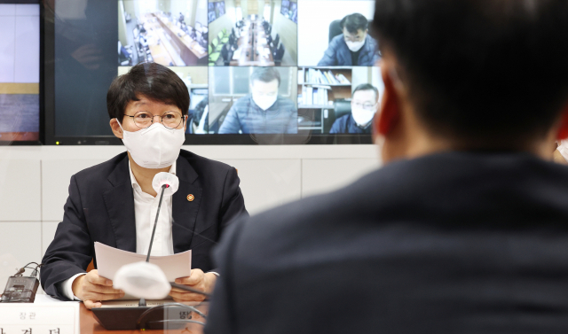 안경덕 고용노동부 장관이 지난달 24일 정부세종청사에서 중대재해처벌법 시행 관련 전국기관장 회의를 주재하고 있다./세종=연합뉴스