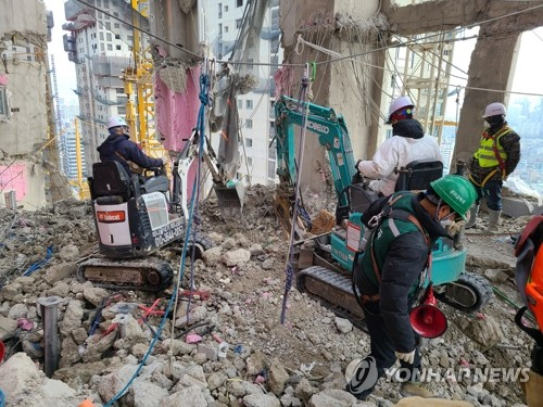 1일 광주 서구 화정아이파크 붕괴사고 건물 29층에서 119 구조대원들이 잔해물 제거 작업을 하고 있다. /사진=연합뉴스