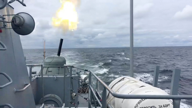 러시아 해군 함정이 발트해에서 포격 훈련을 하고 있다. 지난달 27일(현지 시간) 러시아 국방부가 공개한 영상에서 캡처한 사진이다. /로이터=연합뉴스