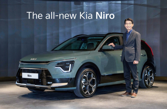 기아는 친환경 전용 SUV '디 올 뉴 기아 니로(The all-new Kia Niro)'를 25일 공식 출시한다고 24일 밝혔다. 사진은 기아 국내사업본부장 권혁호 부사장이 신형 니로 앞에서 기념 촬영을 하는 모습./연합뉴스