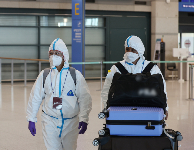 2일 오후 영종도 인천국제공항 제1여객터미널에서 해외 입국자들이 방역복을 입고 입국하고 있다. /연합뉴스