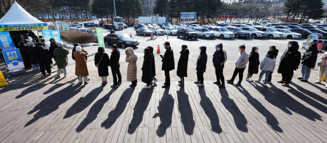 2일 오후 경기도 용인시 영동고속도로 인천 방향 용인휴게소에 설치된 코로나19 임시 선별검사소를 찾은 시민들이 검사를 받기 위해 길게 줄을 서 있다. /연합뉴스