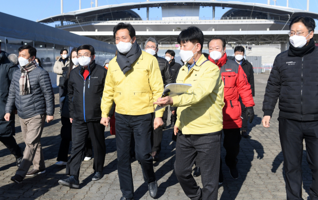 오세훈 서울시장이 2일 서울 마포 월드컵 평화공원에 마련된 신속항원검사소를 방문하고 있다. /사진 제공=서울시