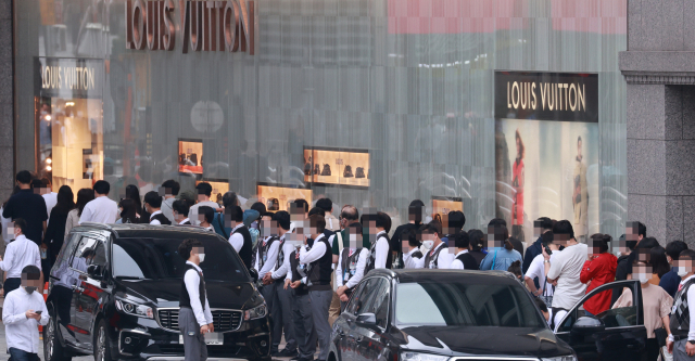서울 한 백화점 명품관 앞에 시민들이 ‘오픈런(매장이 열리자마자 쇼핑)’을 위해 대기하고 있다. /연합뉴스