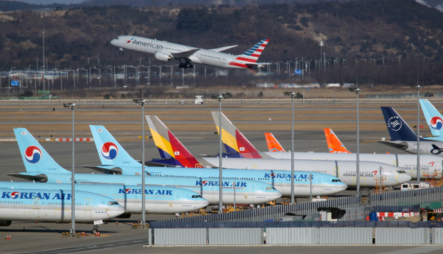대한항공과 아시아나항공 비행기들이 영종도 인천국제공항에 줄지어 서 있다./연합뉴스