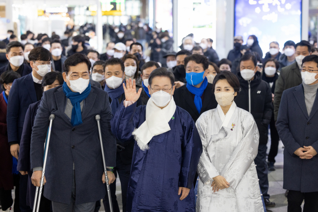 더불어민주당 이재명 대선 후보 부부와 송영길 대표가 31일 서울 용산역을 찾아 귀성객들에게 새해 인사를 하고 있다. /연합뉴스