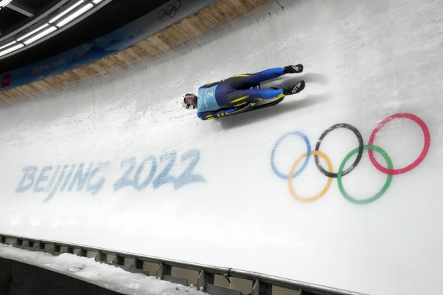 3일 베이징 외곽 옌칭에서 진행된 베이징 동계 올림픽 남자 루지 연습 주행에서 우크라이나의 안톤 두카치가 속도를 높이고 있다. /AP연합뉴스