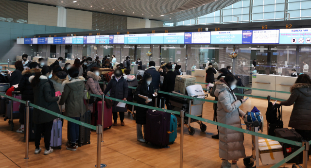 설 연휴 둘째 날인 1월30일 영종도 인천국제공항 제2여객터미널에서 여행객들이 출국 수속을 하고 있다./연합뉴스