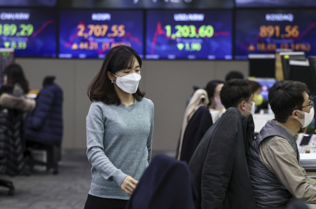 코스피가 오름세로 출발한 3일 오전 서울 중구 을지로 하나은행 본점 딜링룸에서 관계자들이 업무를 보고 있다. /연합뉴스