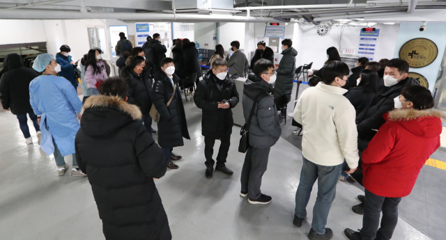 동네 병·의원에서도 코로나19 검사를 받고 재택치료 관리를 받을 수 있게 된 3일 서울 강남구 역삼동 하나이비인후과에 마련된 코로나19재택치료지원센터에서 시민들이 치료를 받기 위해 줄을 서있다./사진공동취재단