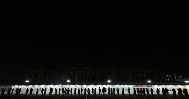 3일 오후 마포구 월드컵공원 평화광장에 마련된 코로나19 임시 선별검사소를 찾은 시민들이 신속항원검사를 받기 위해 줄을 서서 기다리고 있다. 연합뉴스