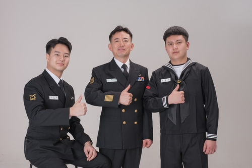 김형기(가운데) 원사,김민수(왼쪽) 하사, 김승수 일병이 한마음으로 동해 수호를 다짐하고 있다. 사진 제공=해군 1함대