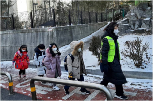 성동구 ‘워킹스쿨버스’의 교통안전지도사와 초등학생들이 함께 등교하고 있다. /사진 제공=성동구