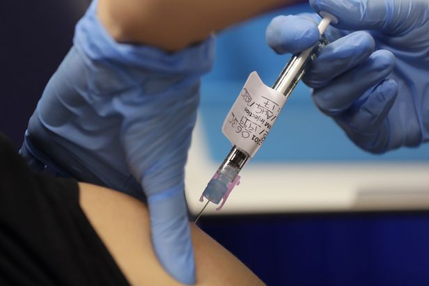 런던에서 코로나 백신 임상실험을 위해 주사를 맞고 있는 자원 봉사자의 모습. /AP 연합뉴스