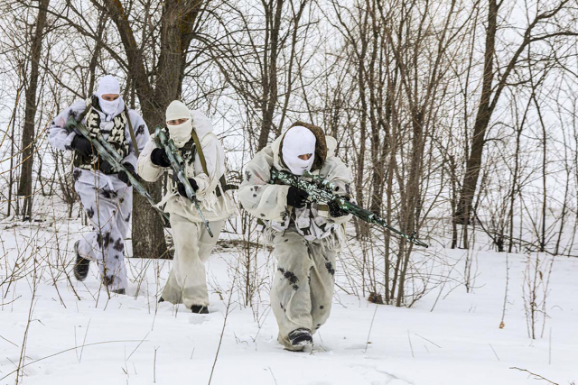 우크라이나를 둘러싸고 서방국가와 러시아 간 군사적 긴장이 고조되고 있는 가운데 1일(현지시간) 러시아군 저격수들이 눈 덮인 니즈니노브고로드 지역에서 훈련을 벌이고 있다. AP연합뉴스