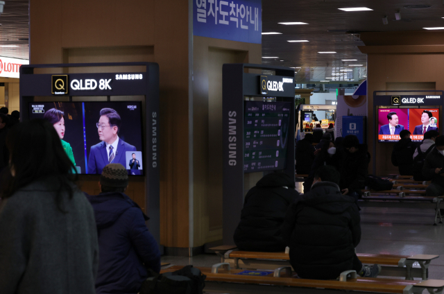 3일 오후 서울역 대합실에서 시민들이 대선후보 TV 토론을 시청하고 있다./연합뉴스