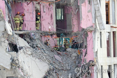 4일 오전 광주 서구 화정아이파크 붕괴사고 현장에서 소방 구조대원과 잔해 제거 노동자가 27층 매몰자를 수습하기 위한 작업을 이어가고 있다. 2명이 희생되고, 매몰자와 실종자가 2명씩 남은 이번 사고는 발생 25일째에 접어들었다. /사진=연합뉴스