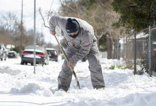 지난해 2월 눈폭풍이 온 텍사스에서 한 시민이 눈을 치우고 있다. /AP연합뉴스