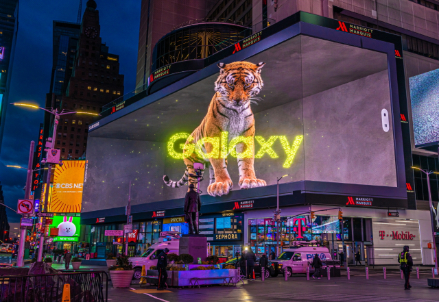 삼성전자가 미국 뉴욕 타임스스퀘어에서 공개한 갤럭시 언팩 2022 옥외광고 /사진제공=삼성전자