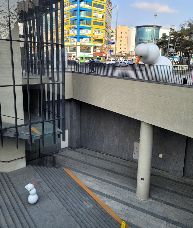 서울 강서구 마곡지구의 이대서울병원 입구에 설치된 잉어스 이데의 ‘스노우맨’