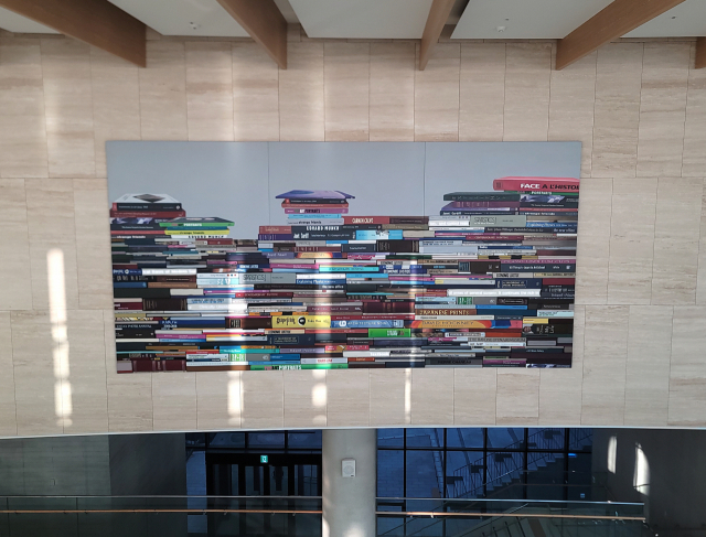 이대서울병원과 연결되는 의과대학 2층에 전시된 강애란의 ‘책더미 속에 빛나는 의학서적’