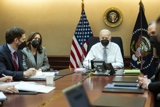 조 바이든(가운데) 미국 대통령이 3일(현지 시간) 백악관 상황실에서 미 특수부대의 테러 조직 이슬람국가(IS) 우두머리 아부 이브라힘 알하시미 알쿠라이시 제거 작전을 지켜보고 있다. AFP연합뉴스