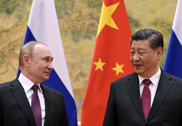 시진핑(오른쪽) 중국 국가 주석과 블라디미르 푸틴 러시아 대통령이 4일 중국 베이징에서 정상회담을 열기 전 환담하며 사진 촬영을 하고 있다. AP연합뉴스
